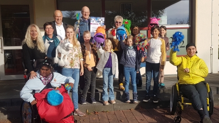 Die Kinder der „Bühnenadler“ mit betreuenden Personen und (hintere Reihe als 2. von links) der Kulturausschuss-Vorsitzenden des Kreises Paderborn, Susanne Schüssler, sowie Landrat Christoph Rüther. Im Hintergrund strahlt Gisela Schellhasse